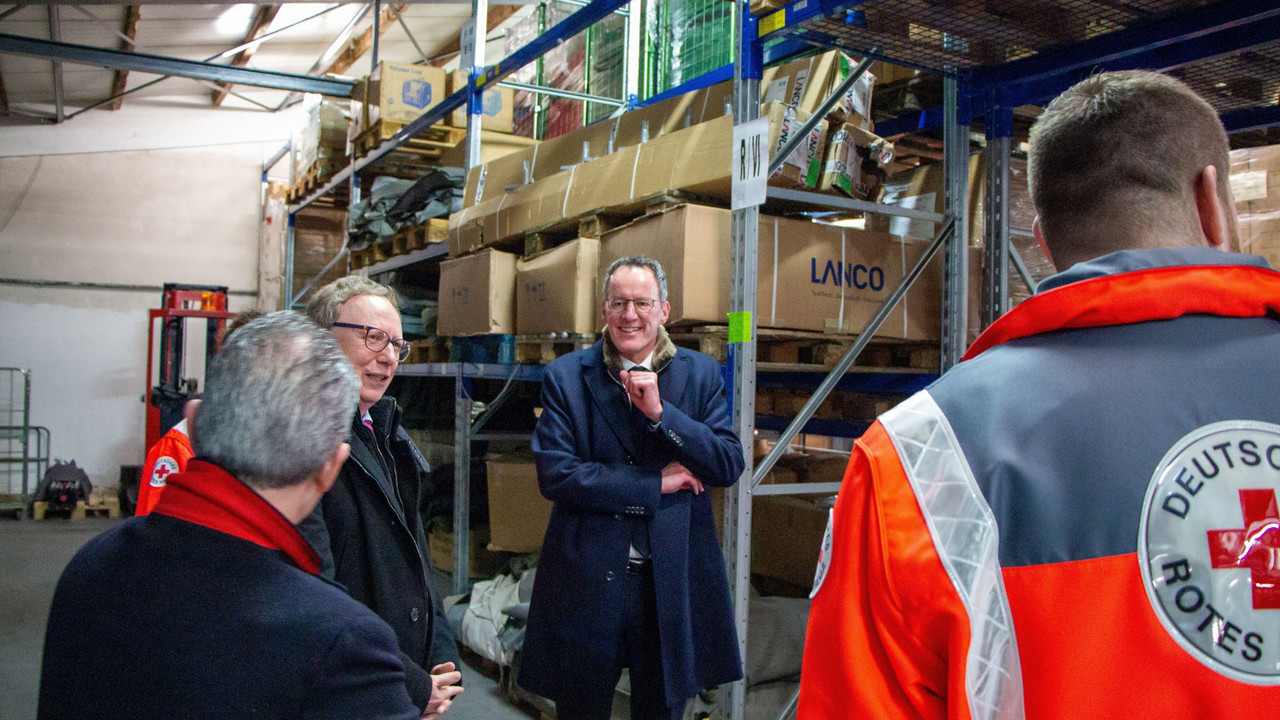 Innenminister Michael Ebling beim seinem Besuch in der ZELK in Sprendlingen.