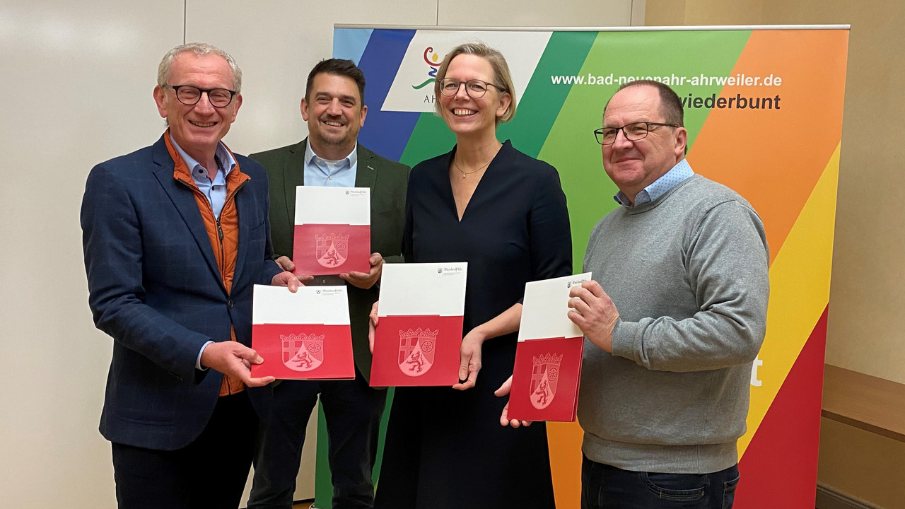 Staatssekretärin Simone Schneider bei der Bescheidübergabe an Stadtbürgermeister Guido Orthen (l.).