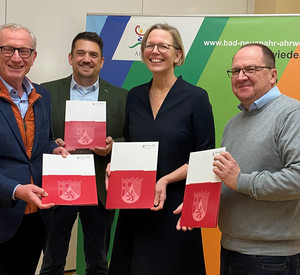 Staatssekretärin Simone Schneider bei der Bescheidübergabe an Stadtbürgermeister Guido Orthen (l.).