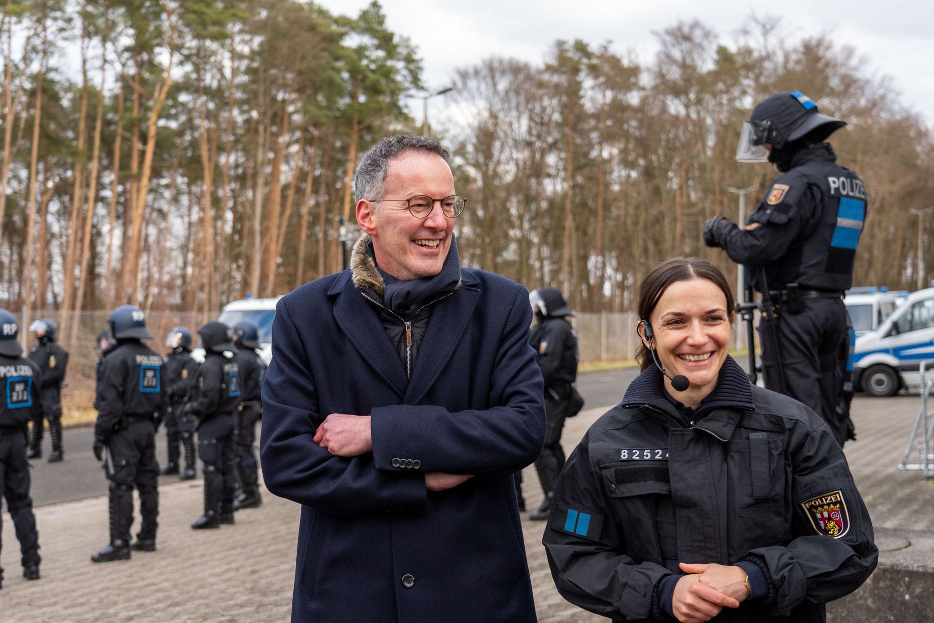 Innenminister Michael Ebling und die stellvertretende Abteilungsleiterin der Bereitschaftspolizei beim PP ELT, Katja Brill, verfolgen die gemeinsame Übung.