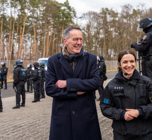 Innenminister Michael Ebling und die stellvertretende Abteilungsleiterin der Bereitschaftspolizei beim PP ELT, Katja Brill, verfolgen die gemeinsame Übung.