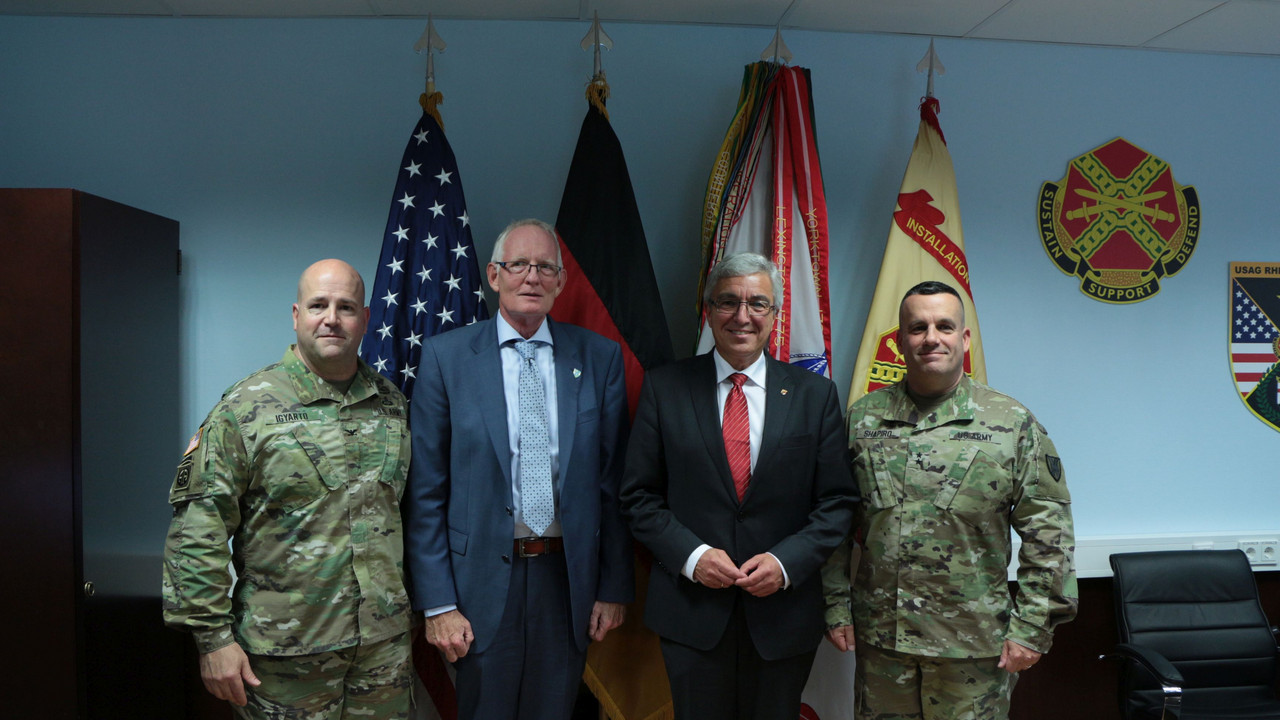 COL Keith Igyarto (USAG R-P, Kommandeur), Hr. Helmut Haufe (TLSC-E, Direktor), StMin Roger Lewentz, MG Steven Shapiro (21st TSC, Befehlshaber) (von links nach rechts) 