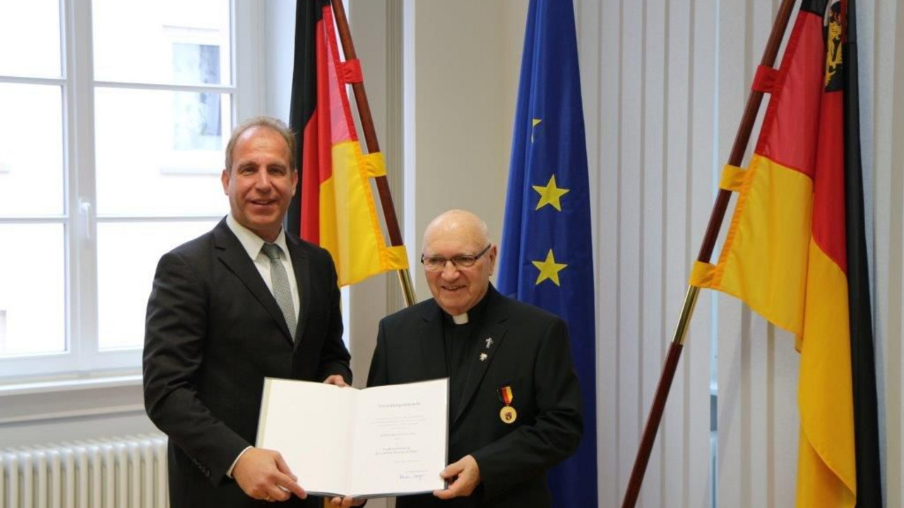 Staatssekretär Stich überreicht die Verdienstmedaille an Pfarrer i.R. Helmut Pflanz