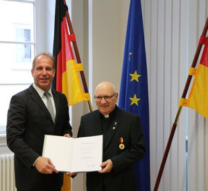 Staatssekretär Stich überreicht die Verdienstmedaille an Pfarrer i.R. Helmut Pflanz