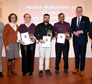 Innenminister Michael Ebling hat den Preis für Zivilcourage an drei Personen aus Rheinland-Pfalz verliehen.