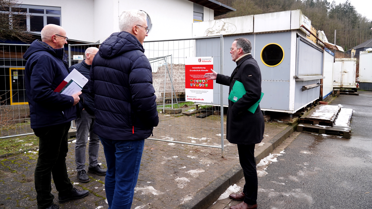 Innenminister Michael Ebling (r.) bei seinem Besuch von verschiedenen Wiederaufbauprojekten mit dem Bürgermeister der Verbandsgemeinde Altenahr (Landkreis Ahrweiler), Dominik Gieler (M.), und dem Ortsbürgermeister der Gemeinde Hönningen, Jürgen Schwarzmann (l.).