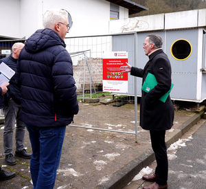 Innenminister Michael Ebling (r.) bei seinem Besuch von verschiedenen Wiederaufbauprojekten mit dem Bürgermeister der Verbandsgemeinde Altenahr (Landkreis Ahrweiler), Dominik Gieler (M.), und dem Ortsbürgermeister der Gemeinde Hönningen, Jürgen Schwarzmann (l.).