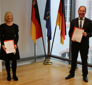 Innenstaatssekretär Randolf Stich und Prof. Dr. Susanne Weissman, Präsidentin der Hochschule Mainz