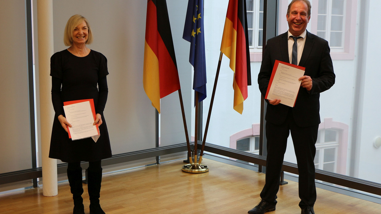 Innenstaatssekretär Randolf Stich und Prof. Dr. Susanne Weissman, Präsidentin der Hochschule Mainz