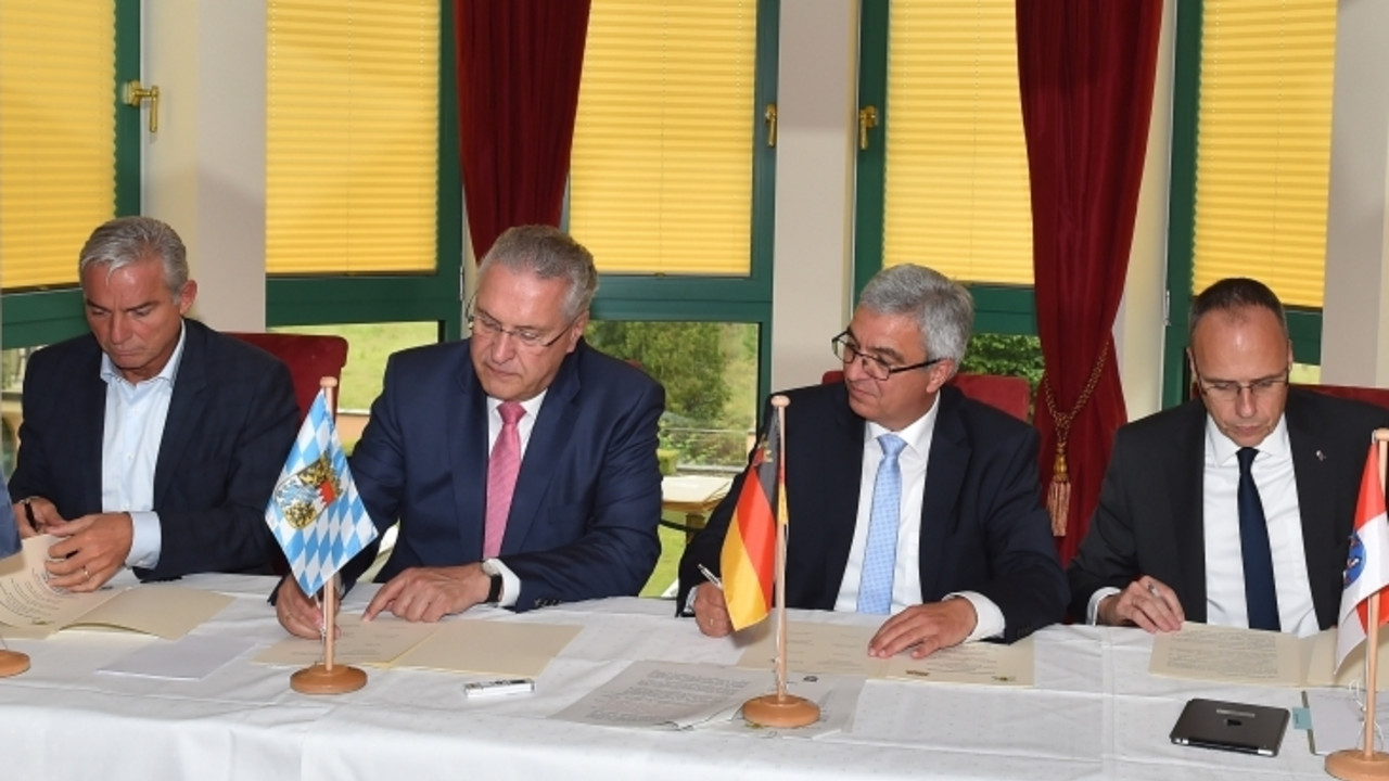 Kooperationsvereinbarung der Länder Baden-Württemberg, Bayern, Rheinland-Pfalz und Hessen zur besseren Zusammenarbeit bei Wohnungseinbrüchen. Von links: Baden-Württembergs Innenminister Thomas Strobl, Bayerns Innenminister Joachim Herrmann,  rheinland-pfälzische Innenminister Roger Lewentz und Hessens Innenminister Peter Beuth unterzeichnen am Rande der Innenministerkonferenz 2016 eine länderübergreifende Kooperationsvereinbarung zur Bekämpfung der Wohnungseinbruchskriminalität. 