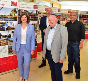 Wiederaufbaubeauftragte Nicole Steingaß und der Hauptgeschäftsführer der KSK, Guido Mombauer, bei der Eröffnung der Wanderausstellung „Der Wiederaufbau in Rheinland-Pfalz“