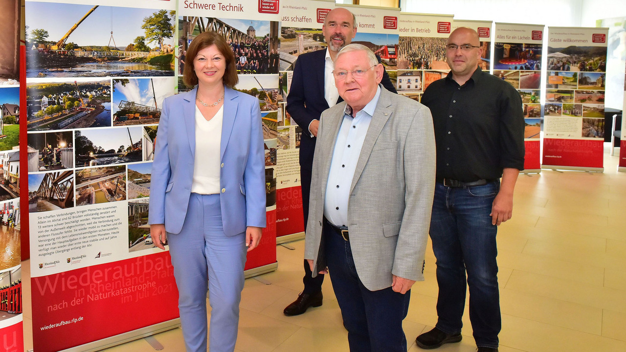 Wiederaufbaubeauftragte Nicole Steingaß und der Hauptgeschäftsführer der KSK, Guido Mombauer, bei der Eröffnung der Wanderausstellung „Der Wiederaufbau in Rheinland-Pfalz“