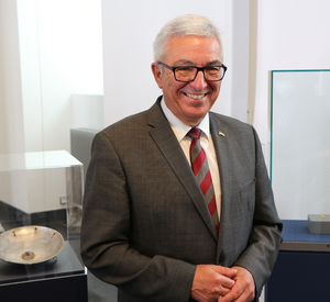 Innenminister Roger Lewentz präsentiert die beiden Leihgaben aus dem Landesmuseum Mainz und der Landesarchäologie Speyer.