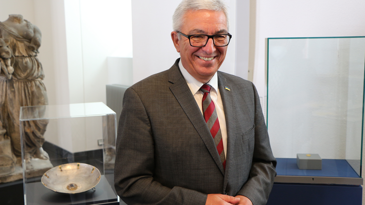Innenminister Roger Lewentz präsentiert die beiden Leihgaben aus dem Landesmuseum Mainz und der Landesarchäologie Speyer.
