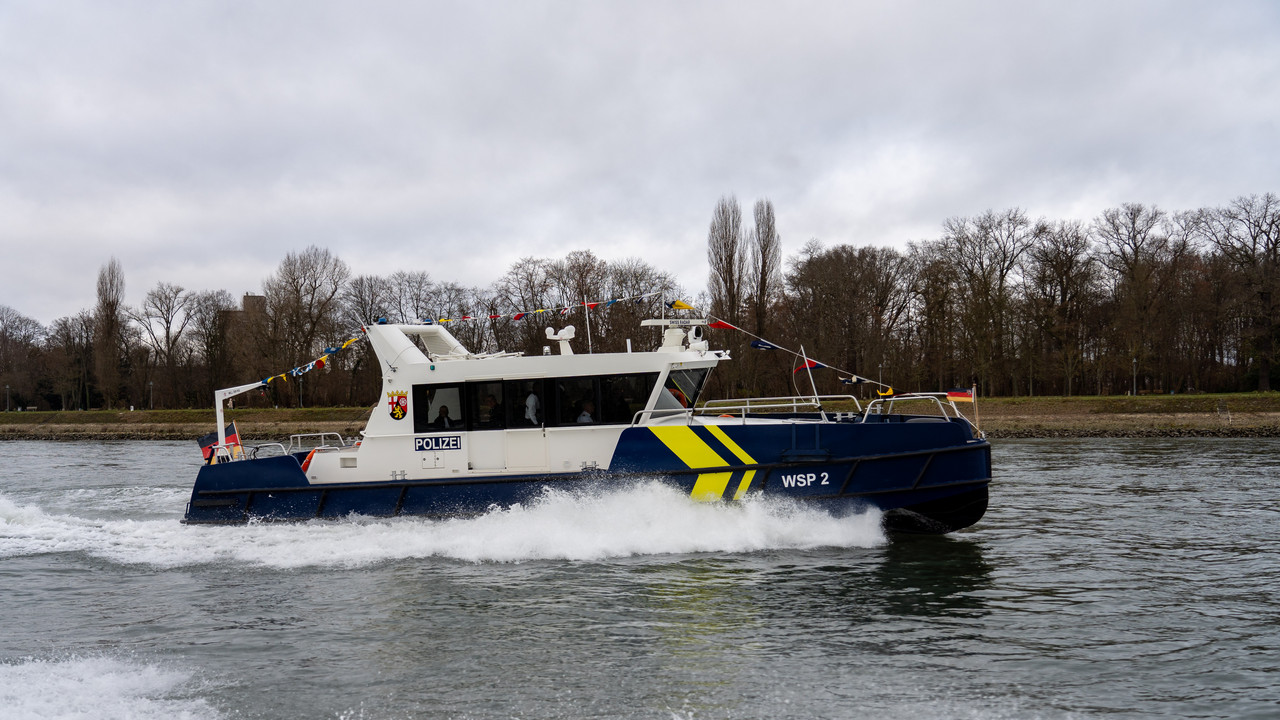 Das neue Polizeiboot "WSP 2" wurde auf dem Rhein bei Ludwigshafen in den Dienst gestellt.