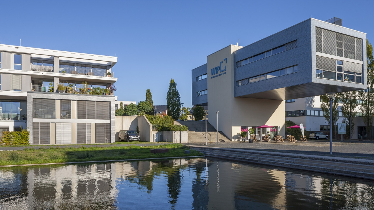 Blick auf zwei Wohnhäuser im neuen Stadtquartier in Trier.