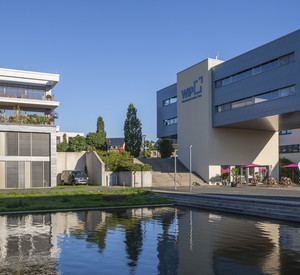 Blick auf zwei Wohnhäuser im neuen Stadtquartier in Trier.