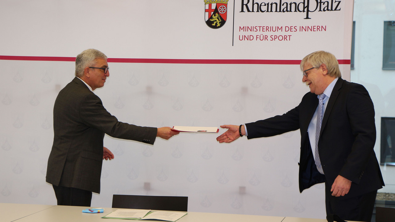 Minister überreicht Urkunde