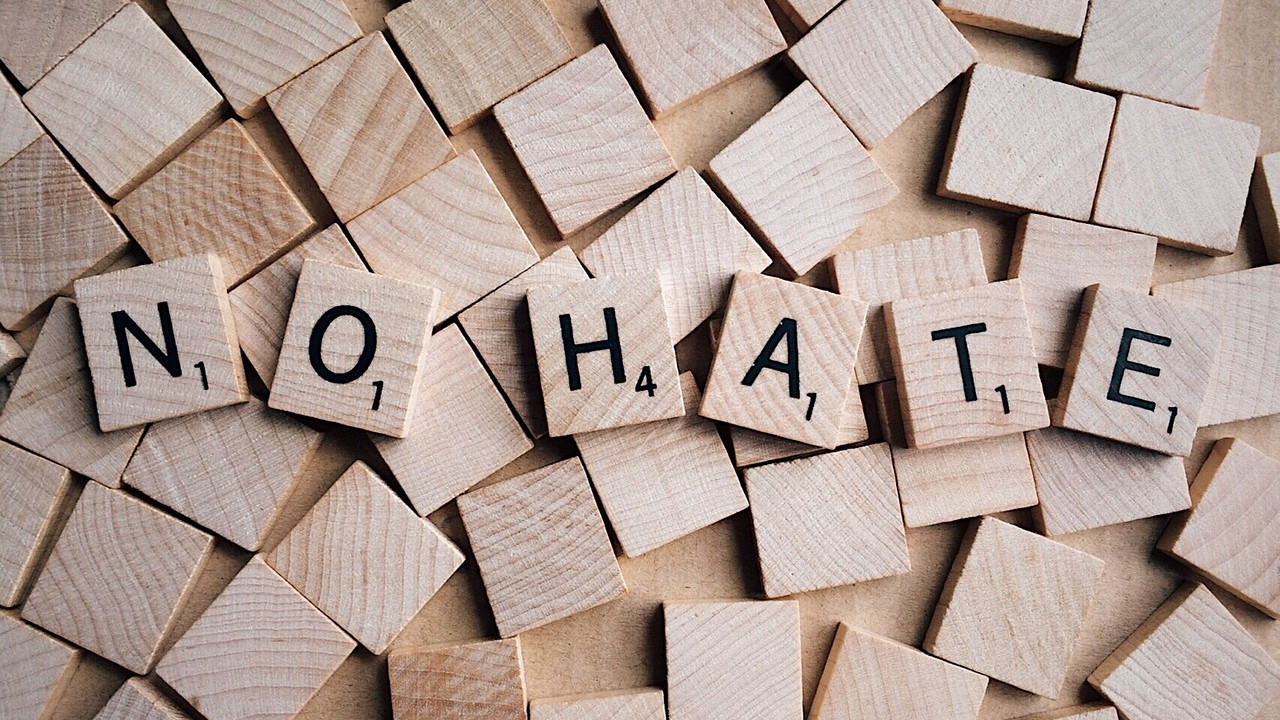 Holzwürfel auf denen NO HATE steht