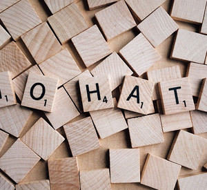 Holzwürfel auf denen NO HATE steht