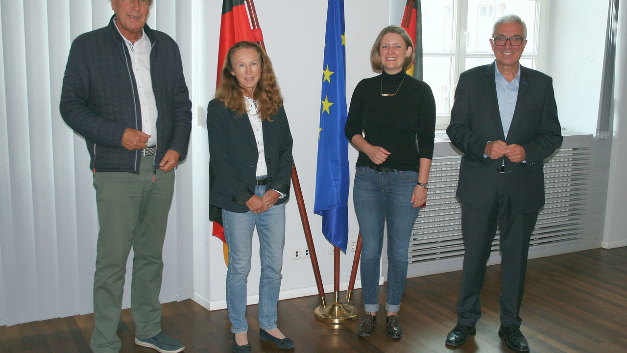Innenminister Roger Lewentz (r.) mit der neuen Geschäftsführerin Christina Berthold (2.v.r.), Dr. Carola Stein (Innenministerium) und Norbert Neuser (Vereinspräsident).