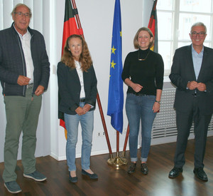 Innenminister Roger Lewentz (r.) mit der neuen Geschäftsführerin Christina Berthold (2.v.r.), Dr. Carola Stein (Innenministerium) und Norbert Neuser (Vereinspräsident).