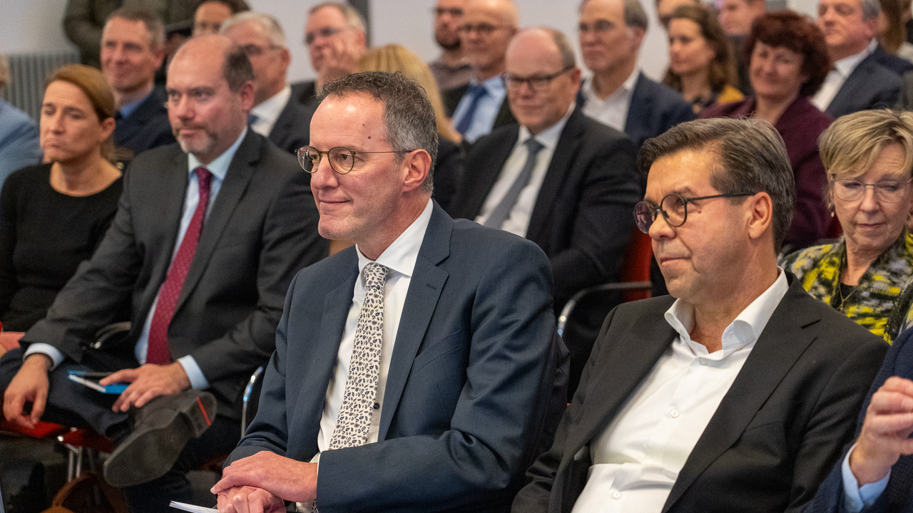 Innenminister Michael Ebling und Elmar May, Leiter des rheinland-pfälzischen Verfassungsschutzes, im Publikum des Forums Innere Sicherheit.