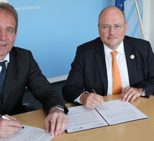 Staatssekretär Randolf Stich und BSI-Präsident Arne Schönbohm unterzeichnen die Kooperationsvereinbarung