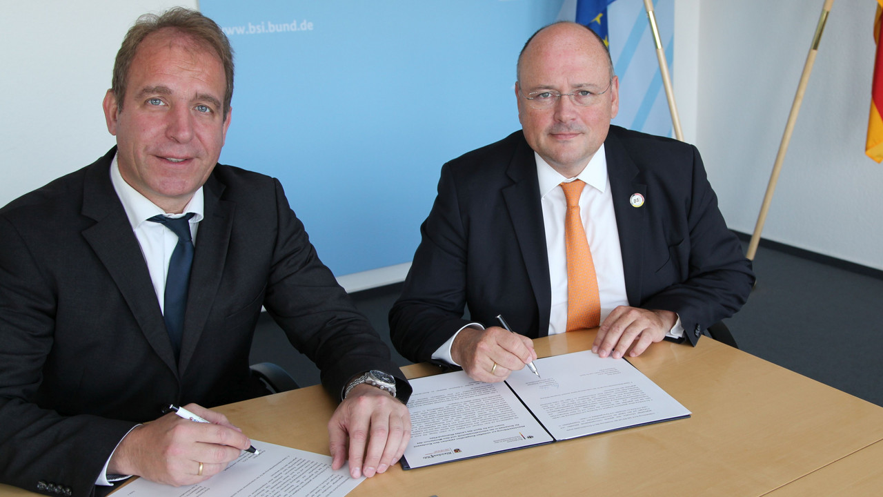 Staatssekretär Randolf Stich und BSI-Präsident Arne Schönbohm unterzeichnen die Kooperationsvereinbarung