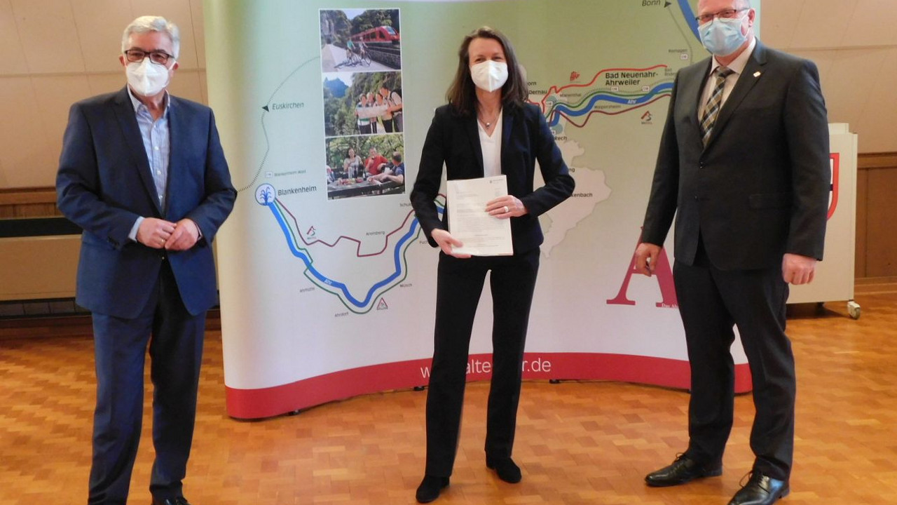 v. l. n. r.: Innenminister Roger Lewentz, Cornelia Weigand, Bürgermeisterin Verbandsgemeinde Altenahr, und Guido Nisius, Bürgermeister Verbandsgemeinde Adenau