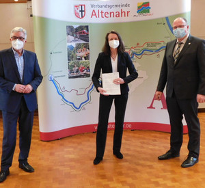 v. l. n. r.: Innenminister Roger Lewentz, Cornelia Weigand, Bürgermeisterin Verbandsgemeinde Altenahr, und Guido Nisius, Bürgermeister Verbandsgemeinde Adenau
