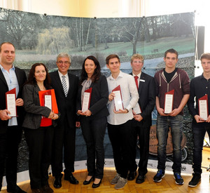 Preis für Zivilcourage 2016. Zu sehen von Links nach rechts: Stefan Josef Heinz, Holger Heiser, Elena-Maria Orsan, Minister Roger Lewentz, Andrea Renner-Baumann, Maximilian Ewerbeck, Thomas Wulf, Patrick Bernd, Simon Kasper und Martin Popp.