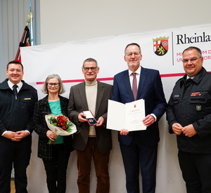  Innenminister Michael Ebling bei der Übergabe an Werner Hofmann (m.) mit Alexander Roßkopf (l.), Beatrix Hofmann (2. v. l.) und Holger Schmidt (r.).