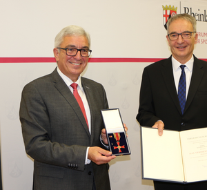 Innenminister Roger Lewentz überreicht das Verdienstkreuz am Bande an Ronald Uhlich