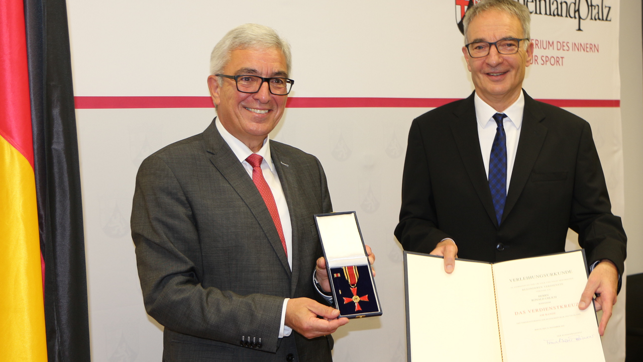 Innenminister Roger Lewentz überreicht das Verdienstkreuz am Bande an Ronald Uhlich
