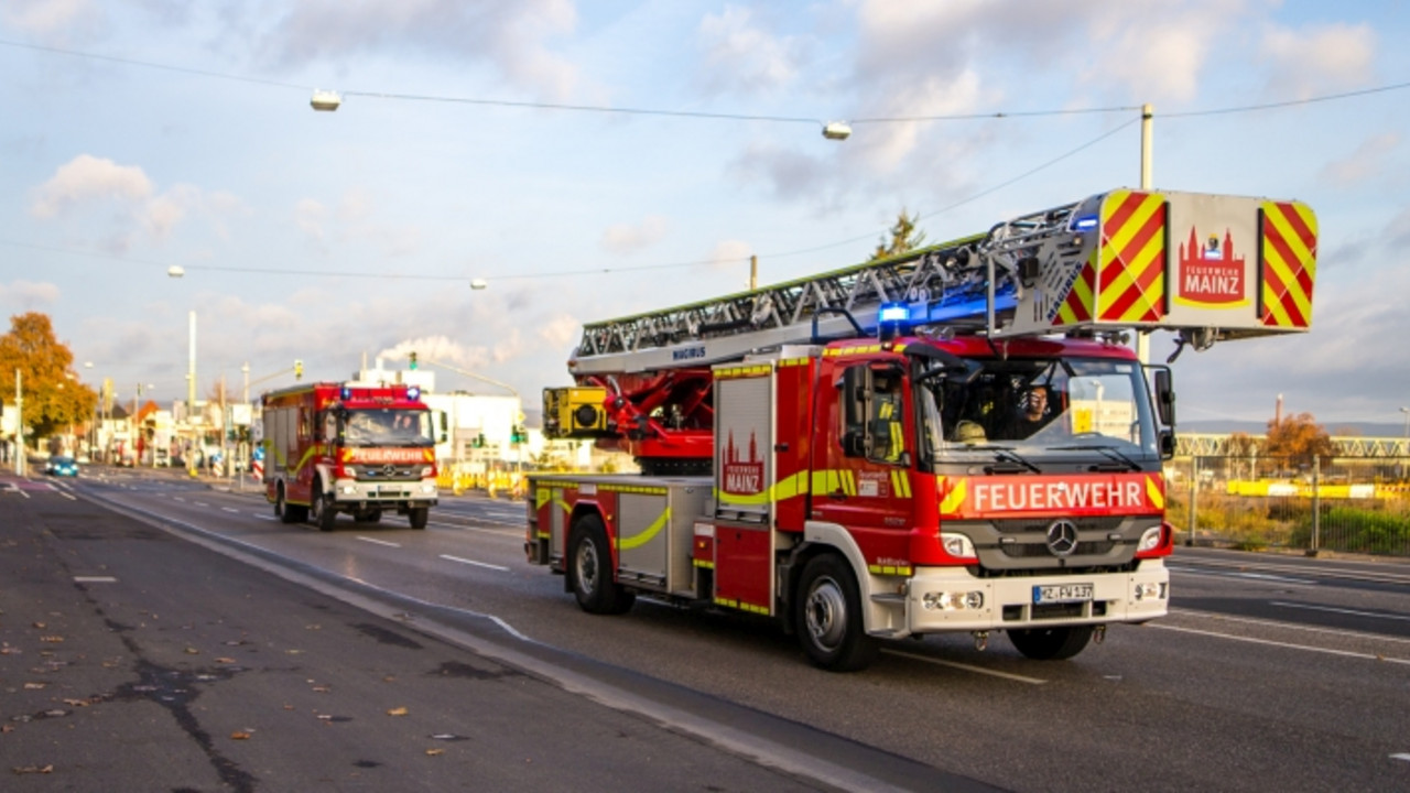 Feuerwehreinsatzfahrzeuge beim Ausrücken
