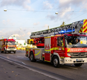 Feuerwehreinsatzfahrzeuge beim Ausrücken