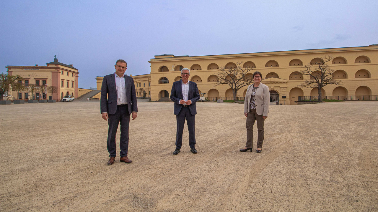 Innenminister Roger Lewentz mit dem Direktor des Landesmuseums Koblenz, Prof. Dr. Andreas Schmauder, und der Generaldirektorin der GDKE, Dr. Heike Otto