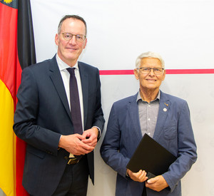 Innenminister Michael Ebling hat die Ehrennadel des Landes an Heinz Thomas (r.) übergeben.
