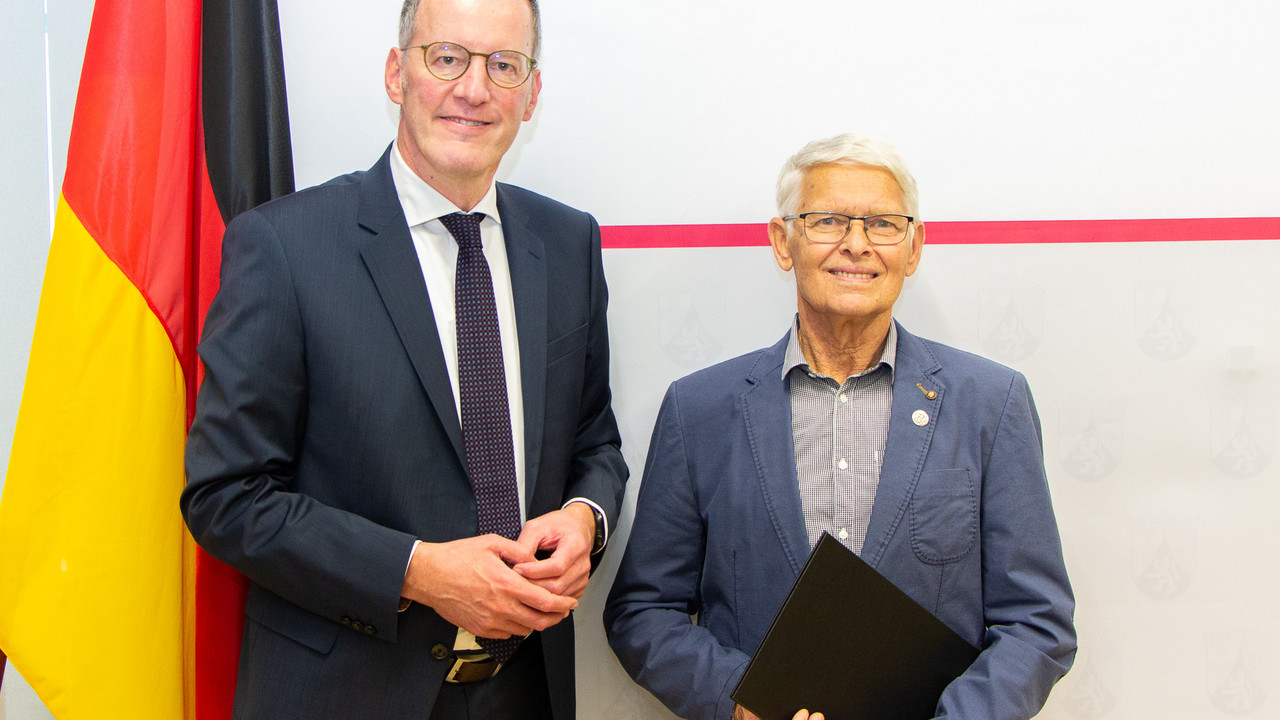Innenminister Michael Ebling hat die Ehrennadel des Landes an Heinz Thomas (r.) übergeben.