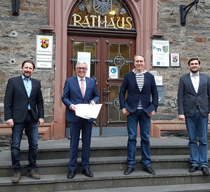 Innenminister Roger Lewentz (2. v.l.) mit Verbandsgemeindebürgermeister Peter Unkel (links) und den Stadtbürgermeistern Falko Hönisch (2.v.r.) und Marius Stiehl (rechts)