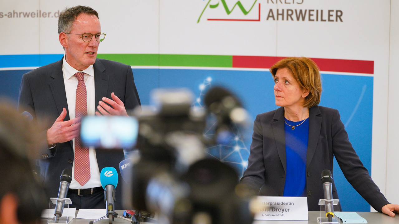 Ministerpräsidentin Dreyer und Innenminister Ebling bei der Ankündigung der geplanten Kampagne zur Personalgewinnung.