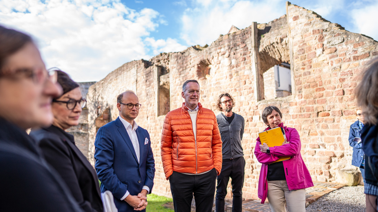 Innenminister Michael Ebling nimmt an einer Führung durch den Judenhof in Speyer teil.