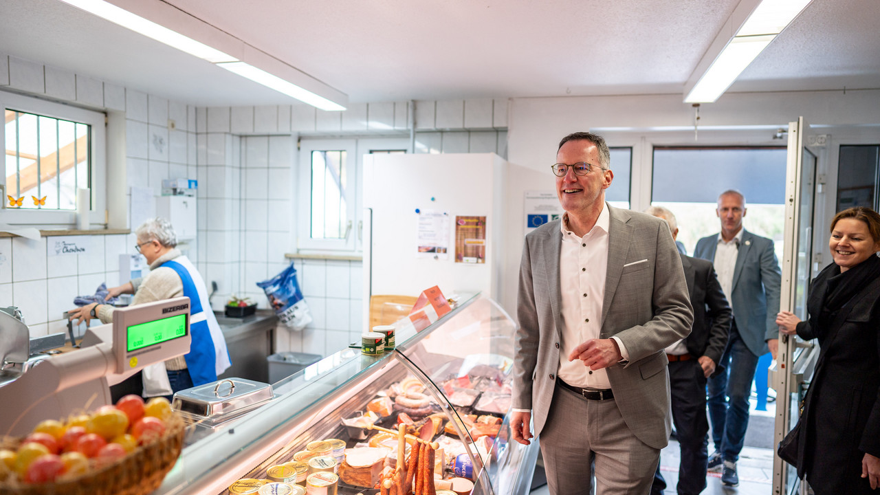 Innenminister Michael Ebling beim Besuch des Dorfladens in Höringen.