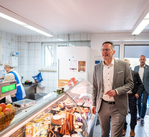 Innenminister Michael Ebling beim Besuch des Dorfladens in Höringen.