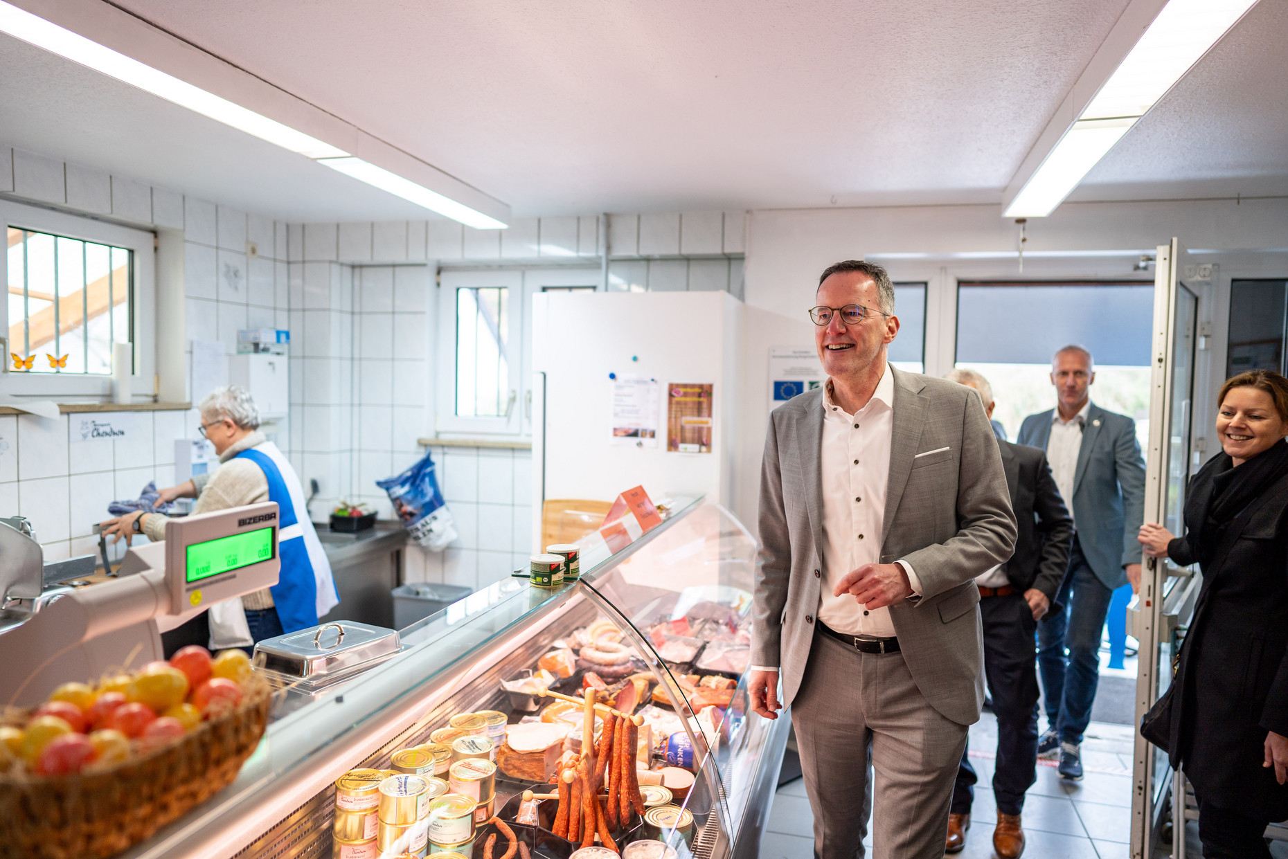 Innenminister Michael Ebling beim Besuch des Dorfladens in Höringen.