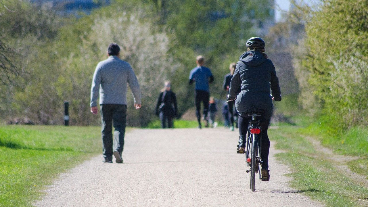 Spaziergänger und Radfahrerin