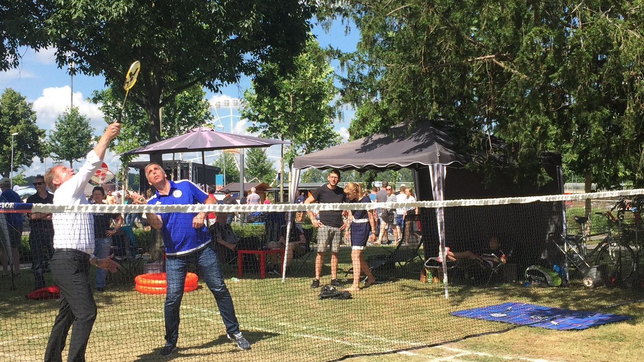Staatssekretär Stich spielt Badminton.