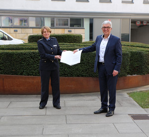 Innenminister Roger Lewentz übergibt die Ernennungsurkunde an Polizeidirektorin Anja Rakowski