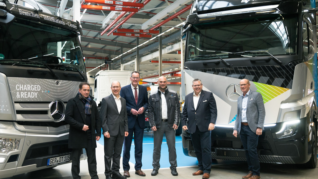 Innenminister Michael Ebling bei der Besichtigung des Mercedes-Benz LKW-Werks von Daimler Truck in Wörth. 